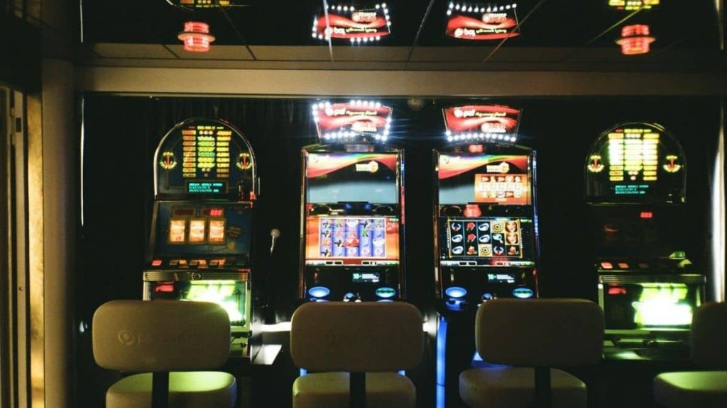 What are the tricks to winning on slot machines at casinos?