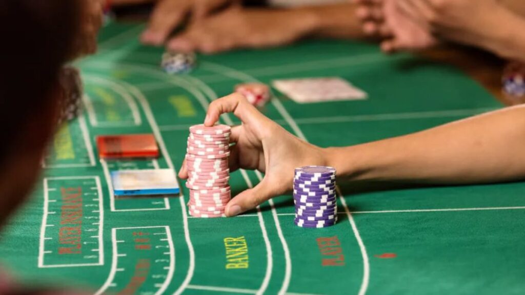 Why you should bet on banker when playing online baccarat?